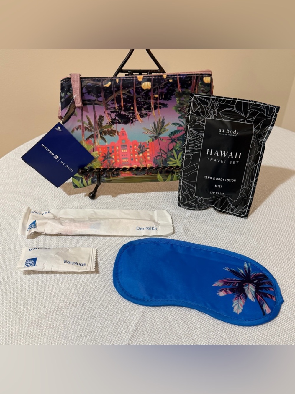 NEW SEALED UNITED AIRLINES HAWAII COLLECTION AMENITY KIT REUSABLE TRAVEL POUCH